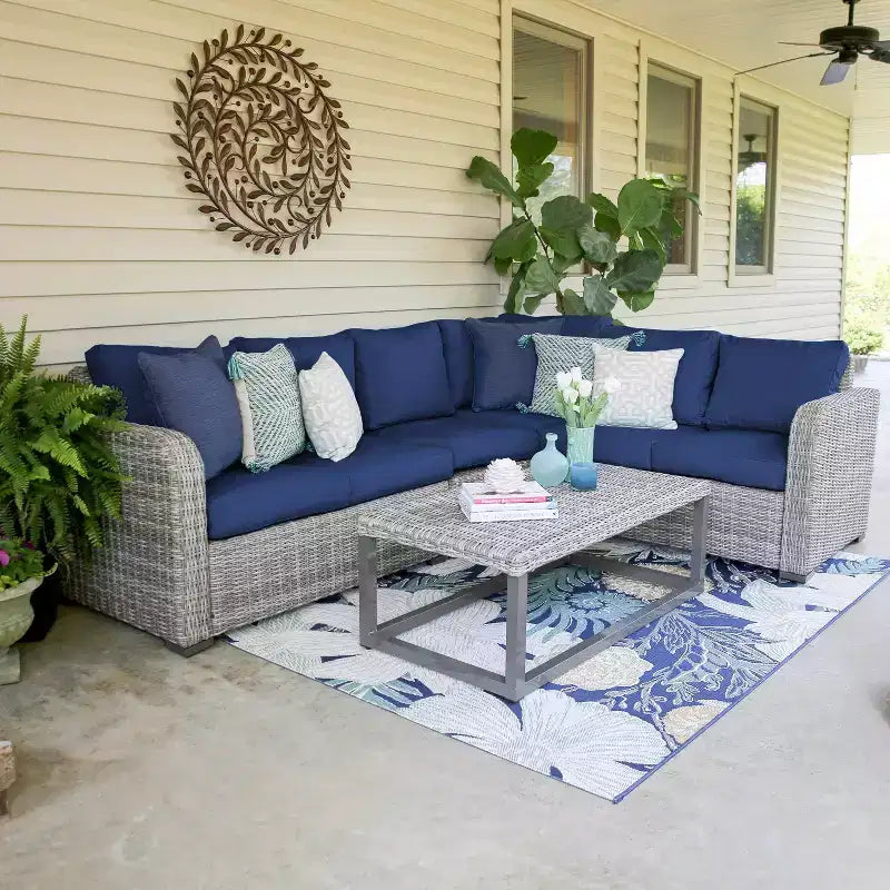 Sectionnel en osier 5 pièces Forsyth de Leisure Made avec coussins en tissu bleu marine