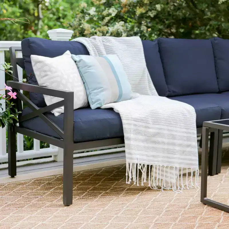 Ensemble d'angle 5 pièces en aluminium Leisure Made Blakely avec coussins en tissu bleu marine
