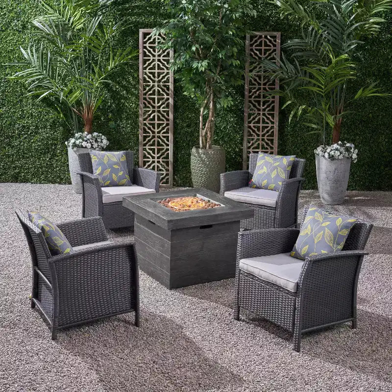 Christopher Knight Home Raina Ensemble salon de jardin 5 pièces en osier avec fauteuils et brasero, et coussins