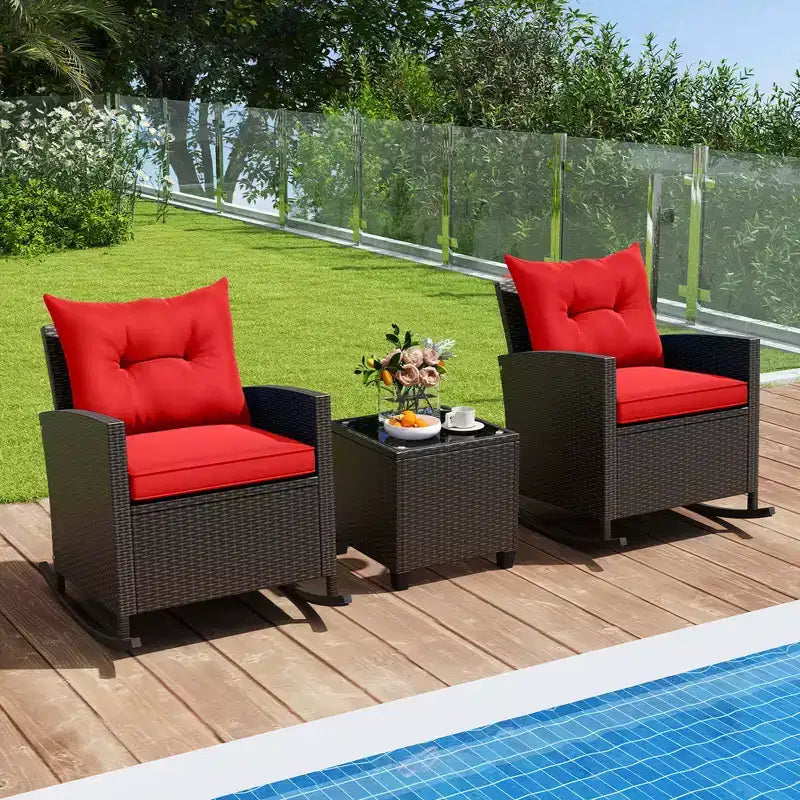 Costway Ensemble de 3 pièces de chaises à bascule en osier pour patio avec table en verre trempé et coussins moelleux Extérieur Beige/Bleu marine/Noir/Rouge