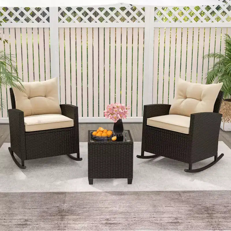Costway Ensemble de 3 pièces de chaises à bascule en osier pour patio avec table en verre trempé et coussins moelleux Extérieur Beige/Bleu marine/Noir/Rouge