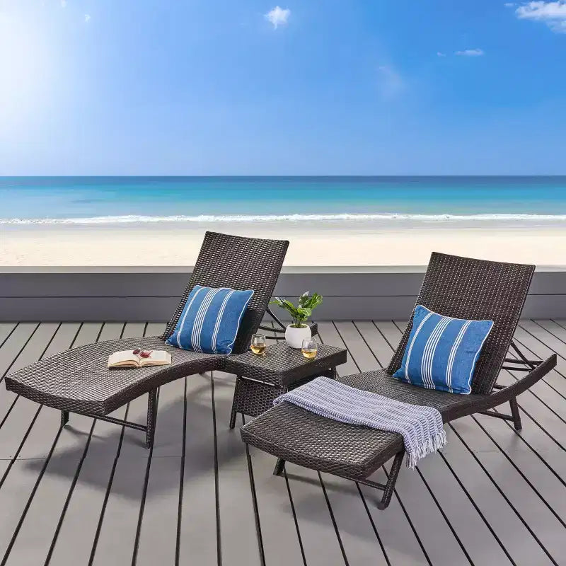 Christopher Knight Home Kauai Ensemble de 3 chaises longues d'extérieur en rotin synthétique avec table d'appoint pliante