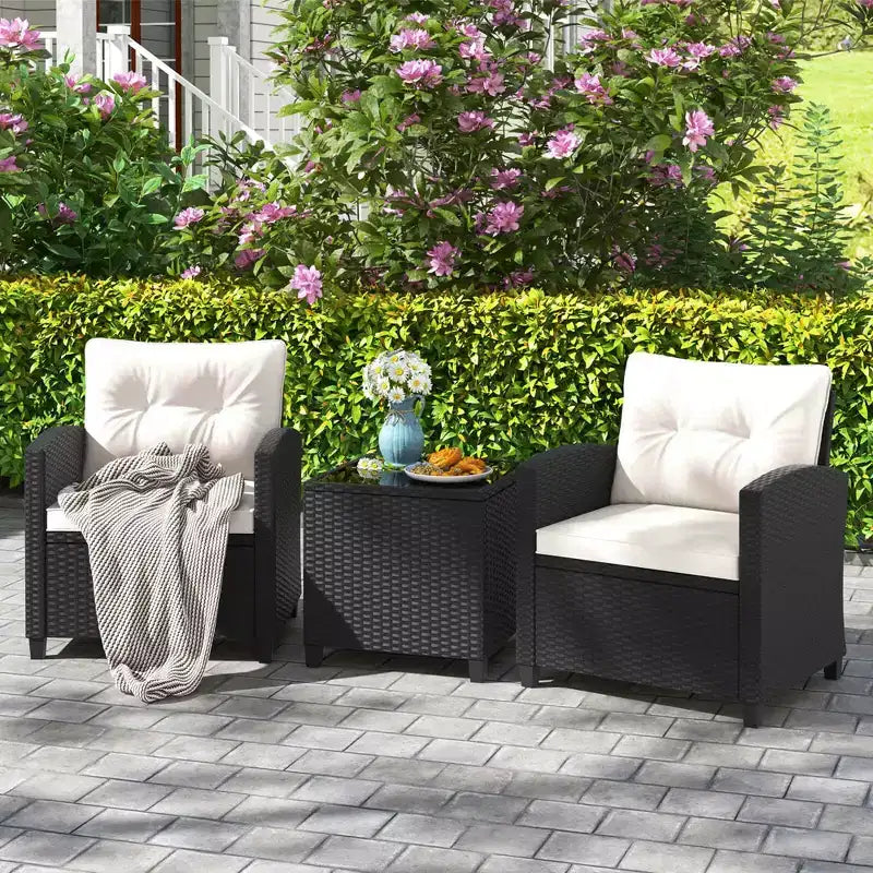 Ensemble de mobilier de patio Costway 3 pièces avec table basse en verre trempé et coussins lavables Beige/Noir/Blanc cassé/Rouge/Bleu marine/Turquoise