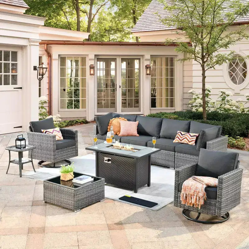 Ensemble de meubles de patio d'extérieur en osier Ovios Venice 9 pièces avec foyer en métal, fauteuils pivotants et coussins