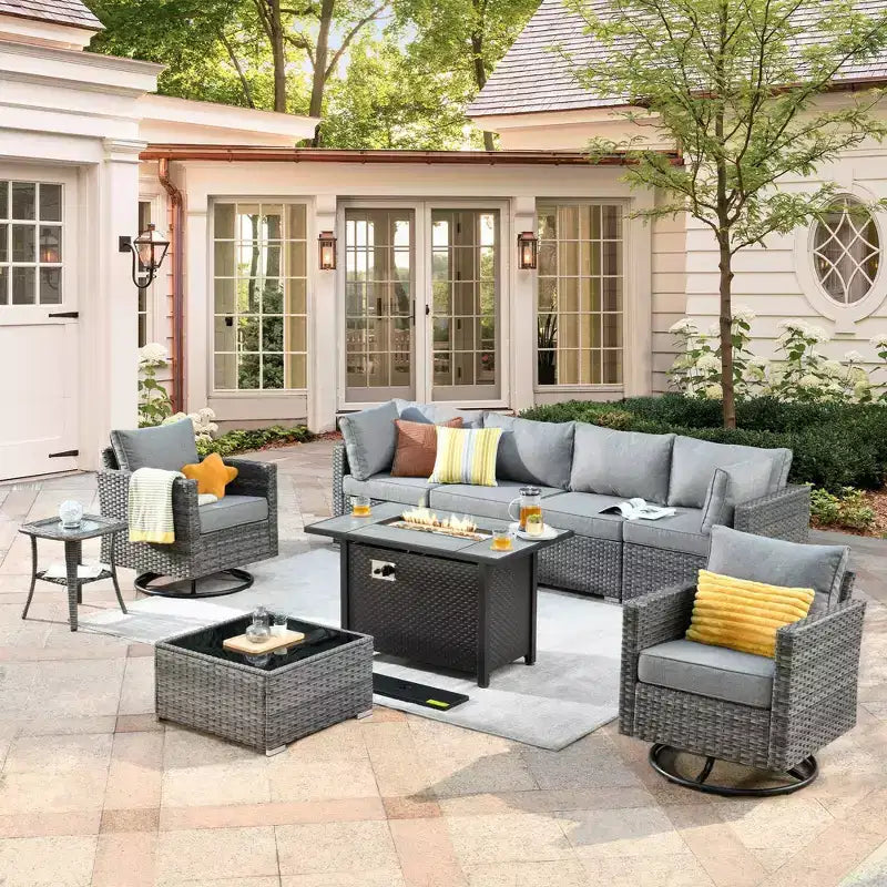 Ensemble de meubles de patio d'extérieur en osier Ovios Venice 9 pièces avec foyer en métal, fauteuils pivotants et coussins